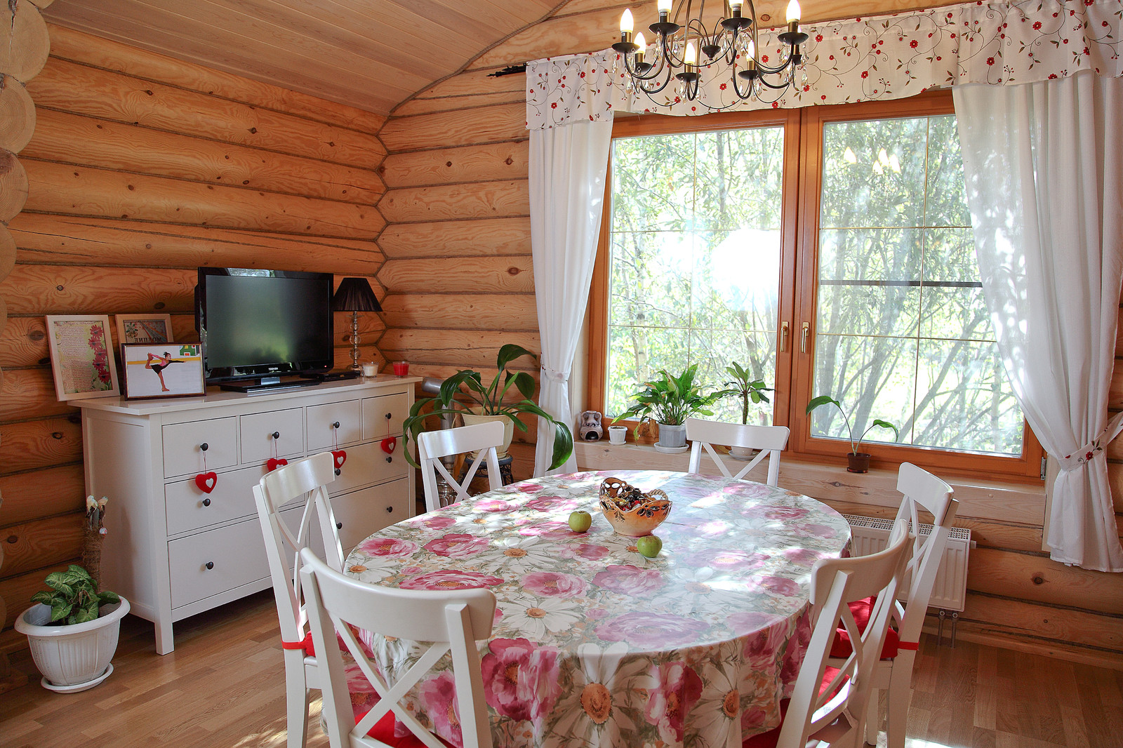 Деревянная баня с бассейном