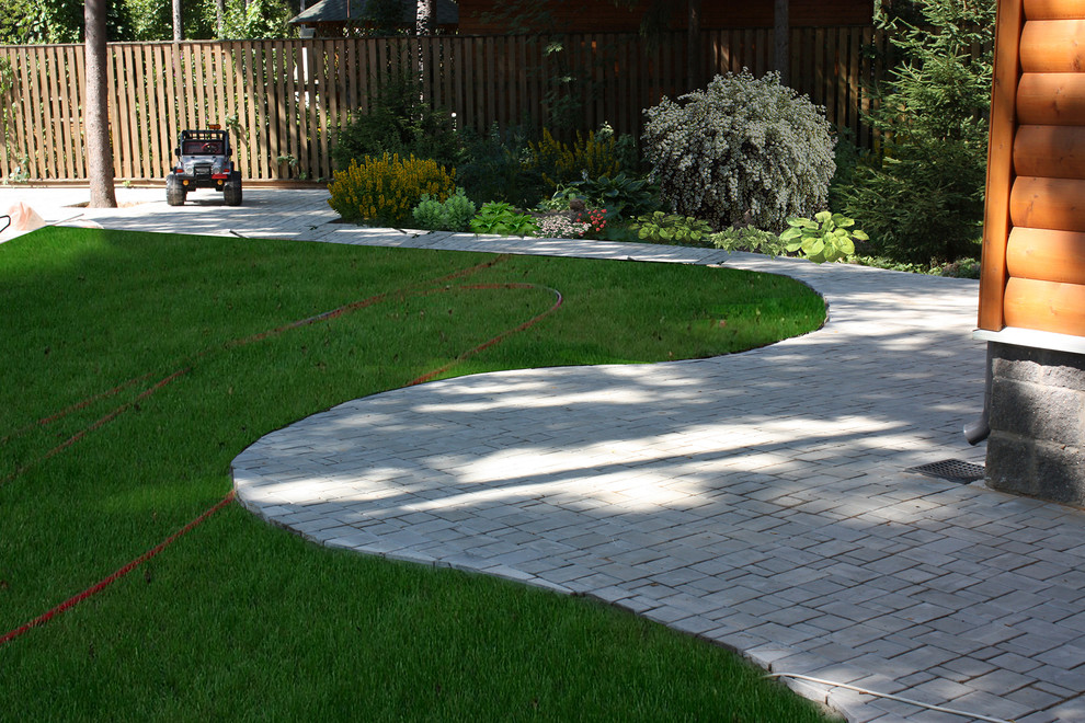 Дизайн сада 25 соток - садовая дорожка и газон.