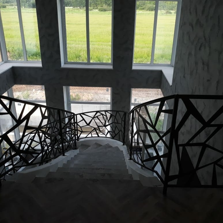 Металлическое ограждение на бетонной лестнице