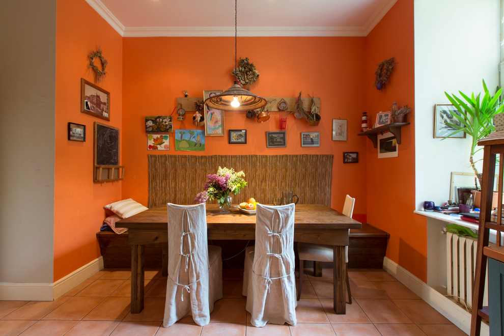 В гостях: Дача в семейной библиотеке для большой семьи