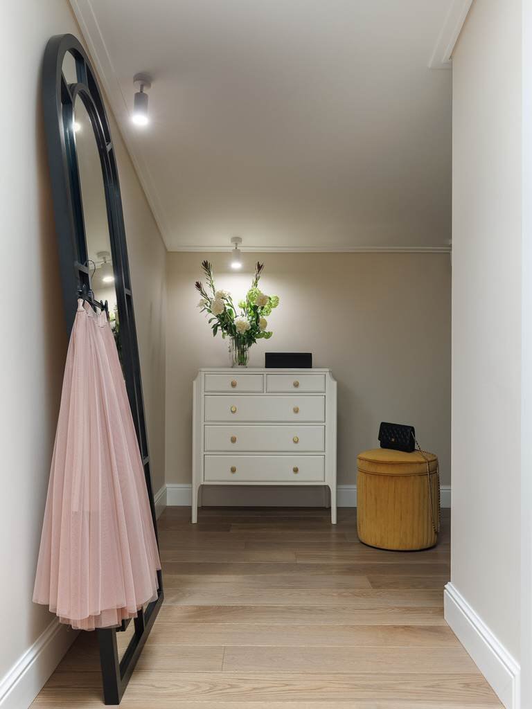 Комната молодой девушки под скатной крышей