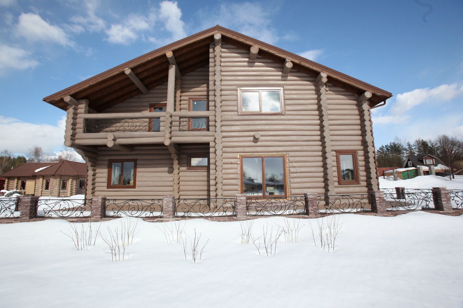 Дом из бревна .