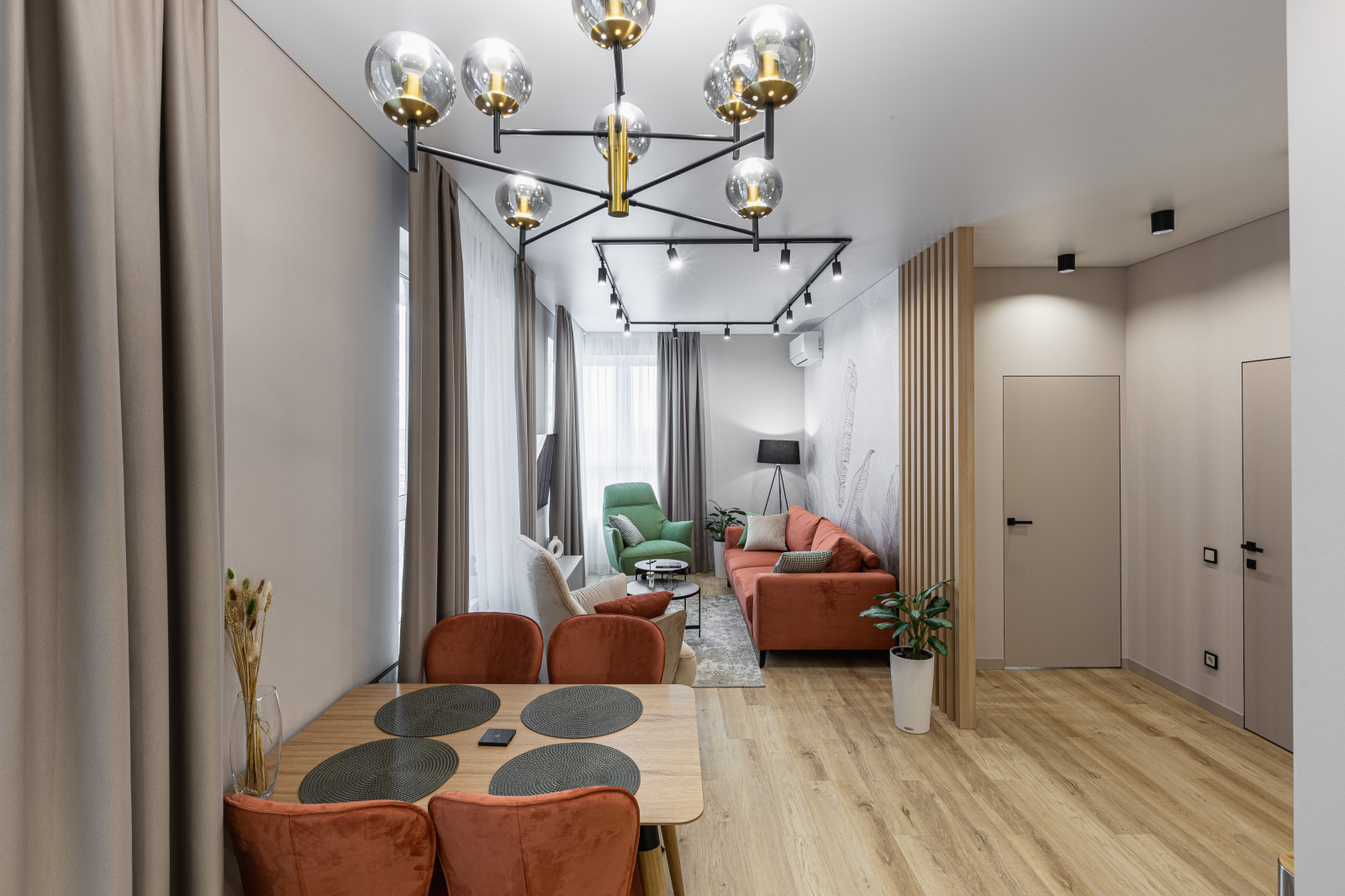 Двухкомнатная квартира в современном стиле с яркими акцентами