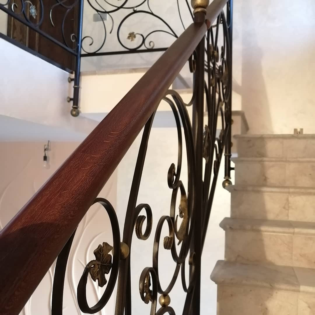 Кованые перила ручной работы с декор элементами