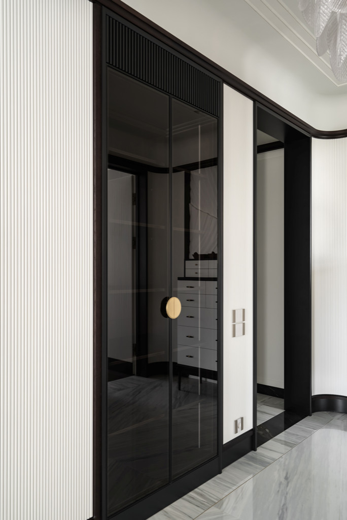 Шикарная квартира с белой мебелью