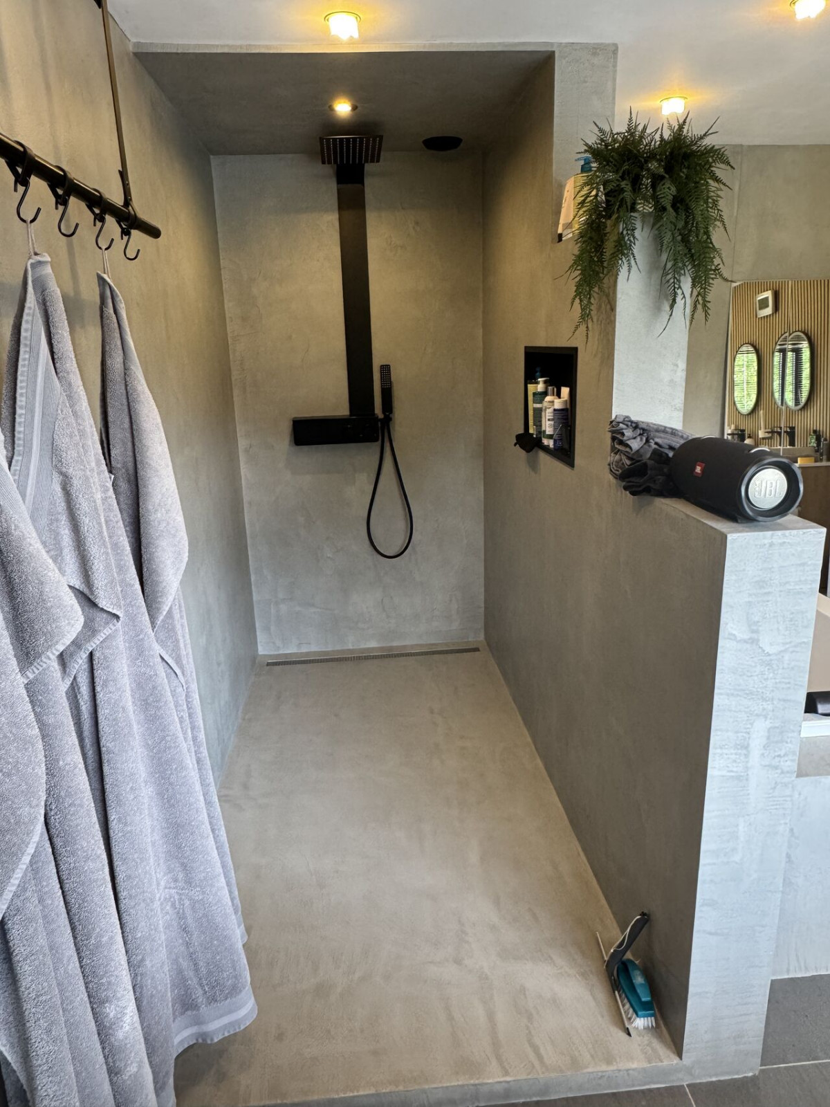 Современное решение для ванной: декоративная штукатурка под микроцемент