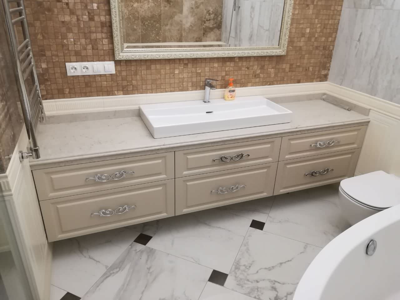 Подвесная столешница из кварцевого композита Caesarstone