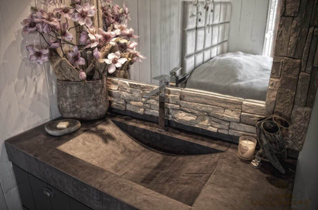 Кожаный душ и раковина