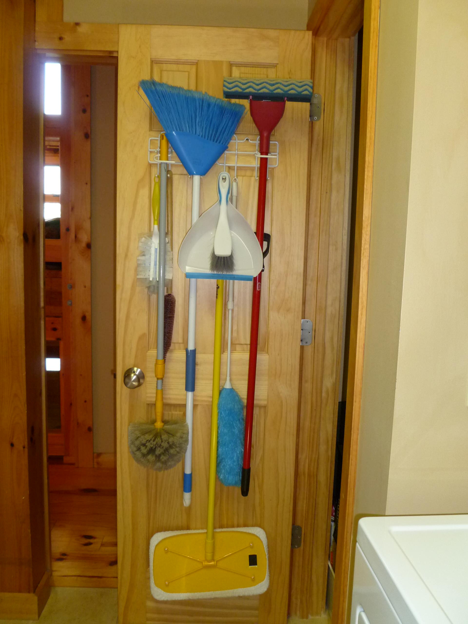 11 советов, где хранить крупногабаритные предметы для уборки квартиры