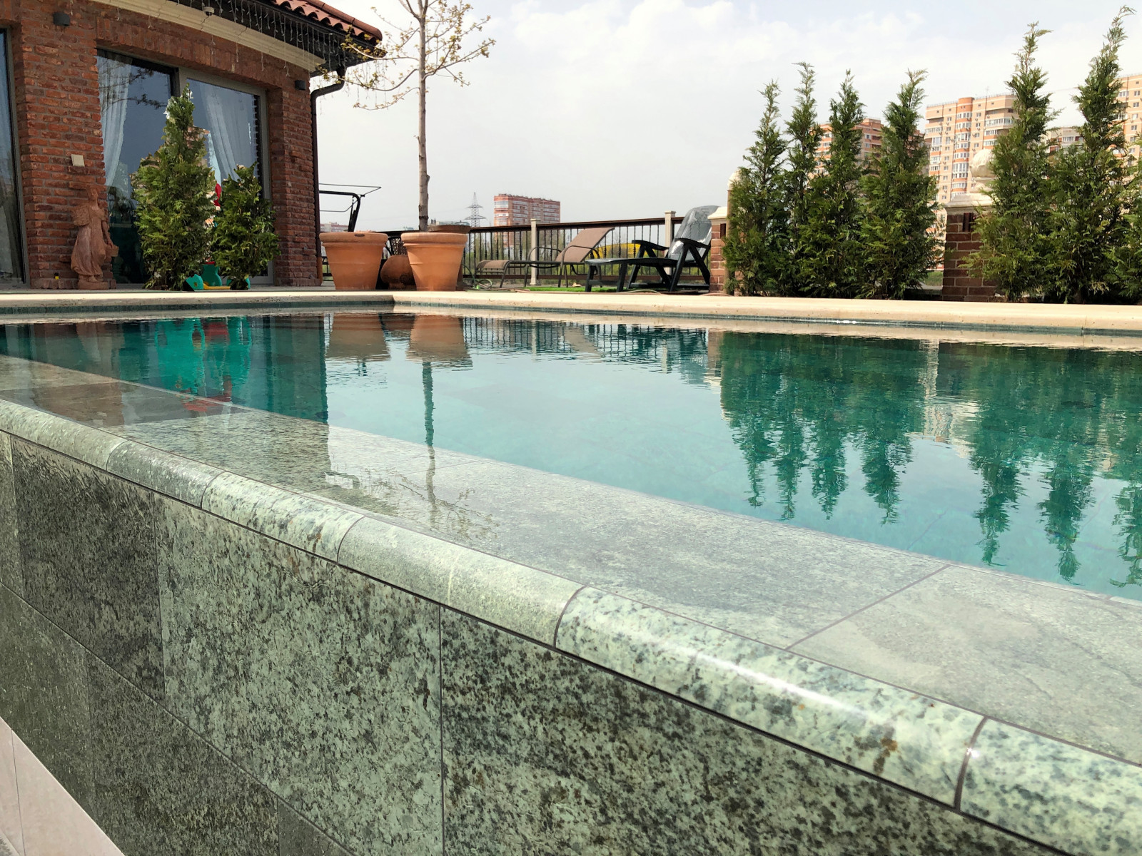 Инфинити бассейн во дворе