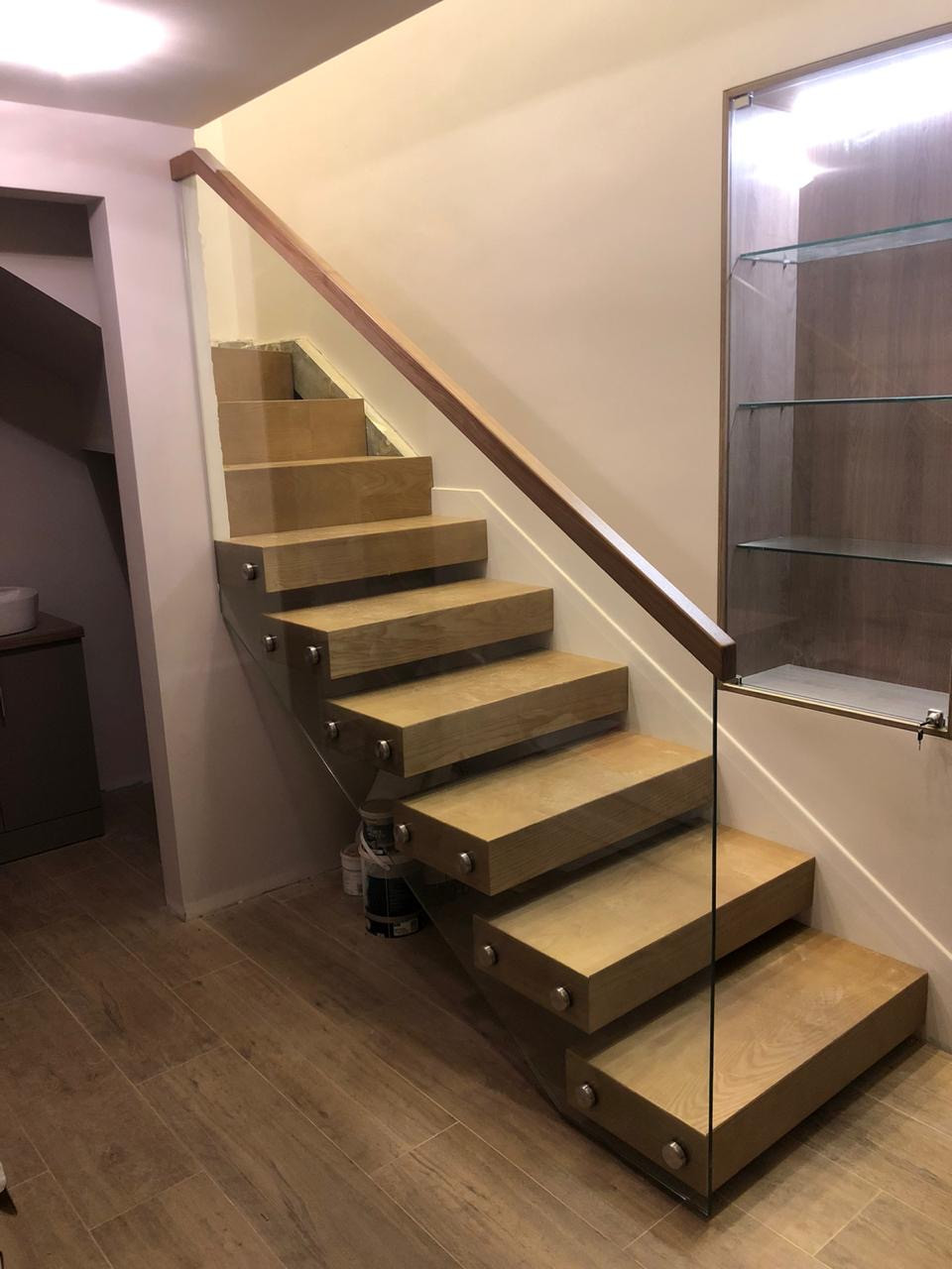 Обложка проекта: Консольная лестница и цельностеклянные перила второго света в профиле