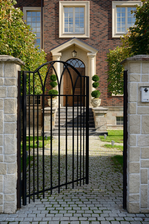 Особняк в стиле прованс с перголой