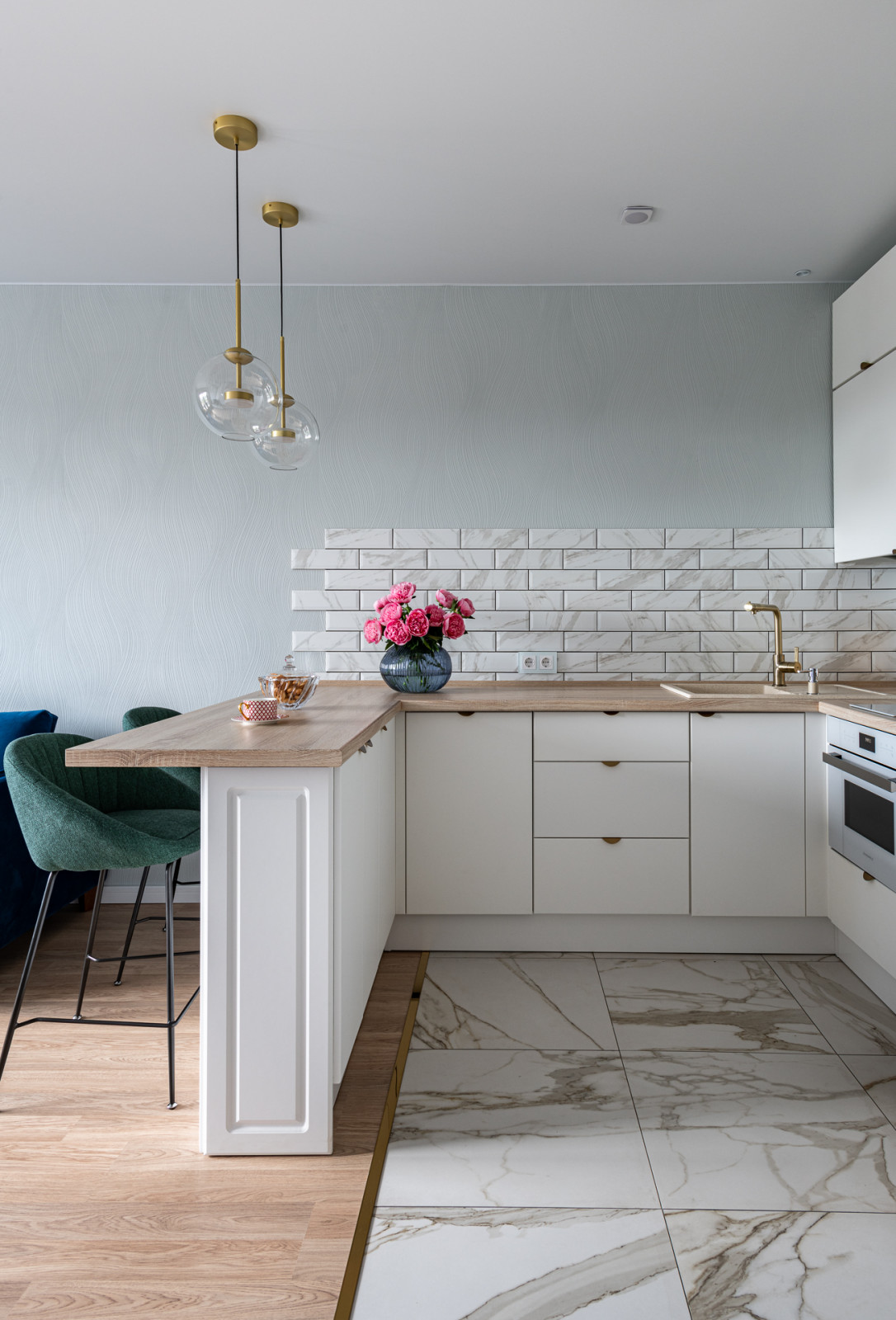 П-образная кухня с полуостровом