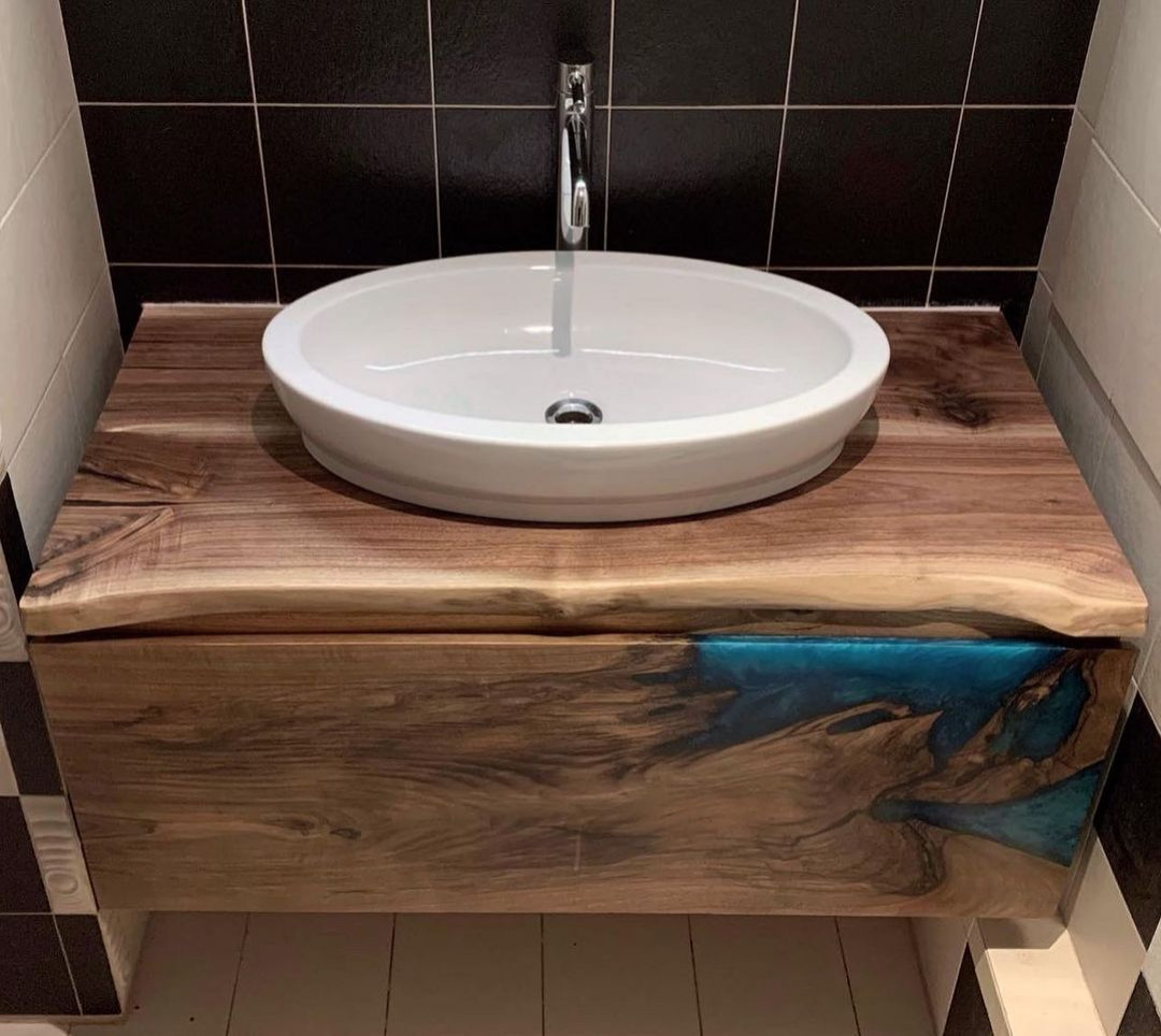 Деревянная тумба из массива в ванную