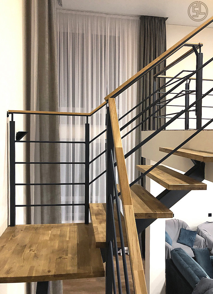 Деревянная лестница на монокосоуре