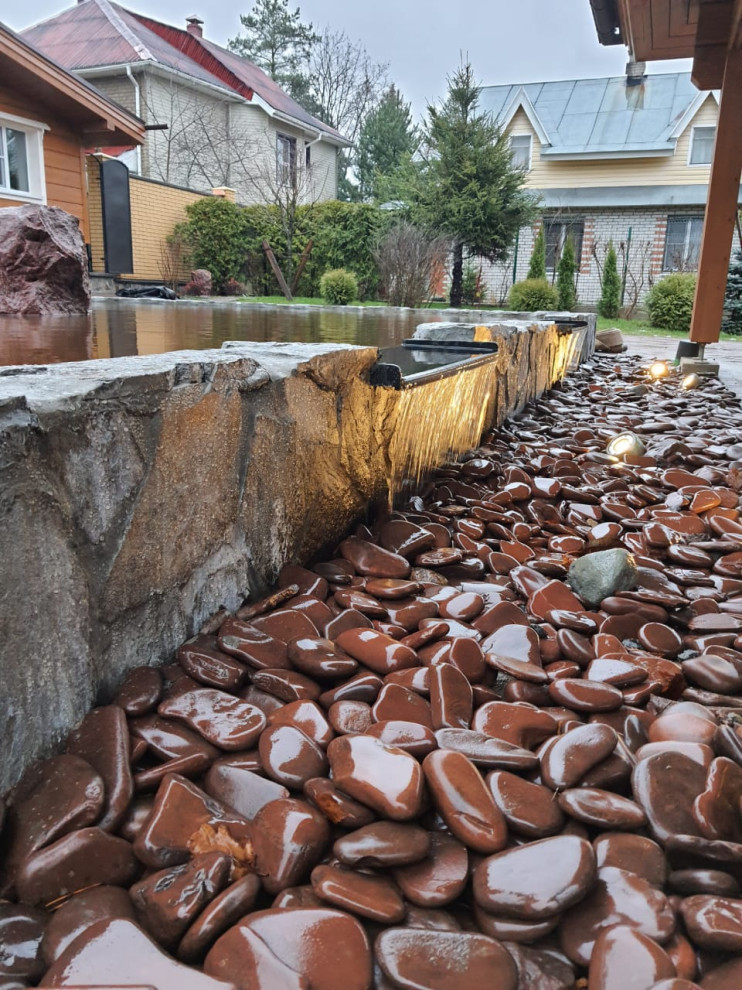 Декоративный водоём-каток в п. Песочное (Лен. обл.)