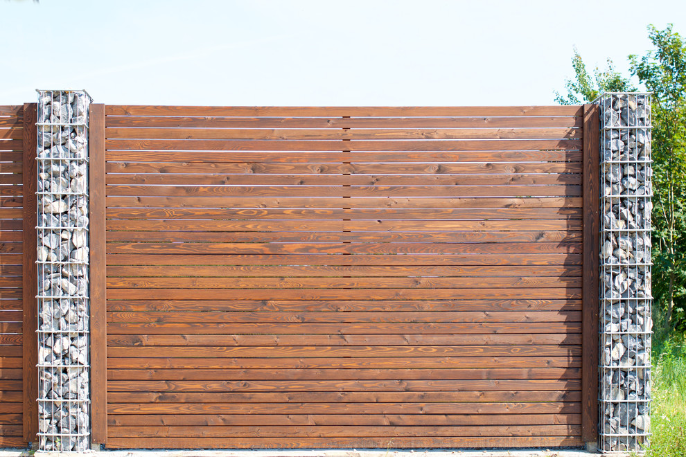 Современный забор из ромбуса лиственницы с габионами