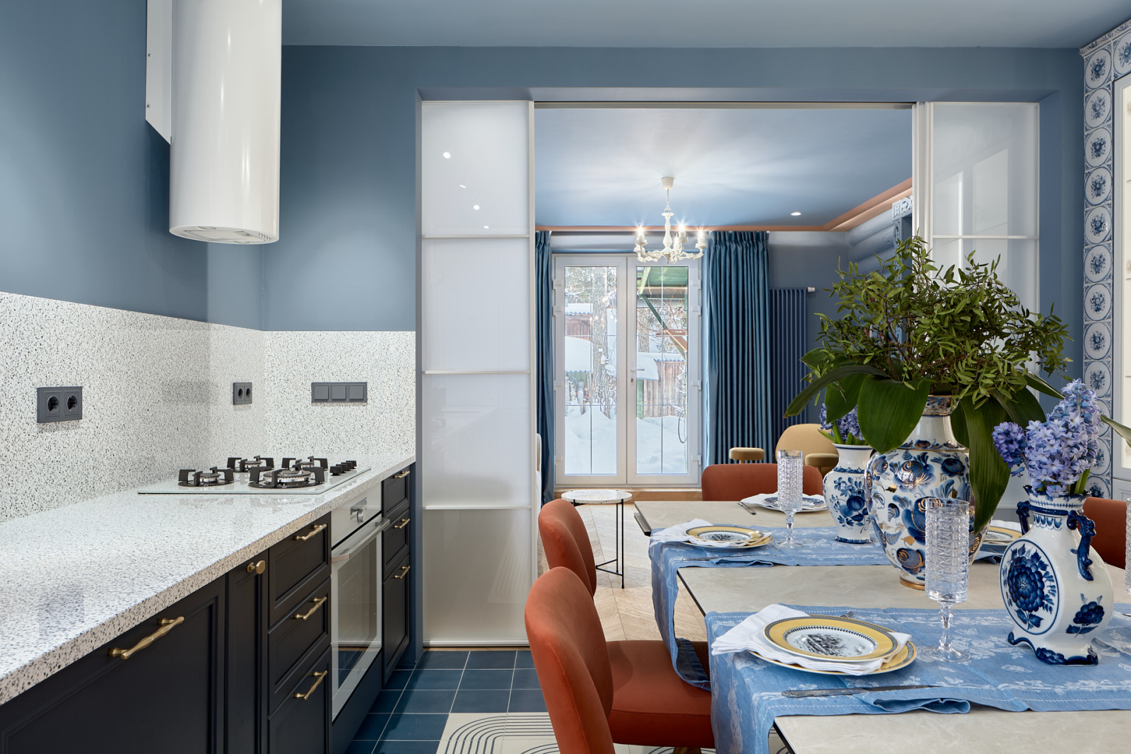 Гжель и маркетри, кухня-гостиная