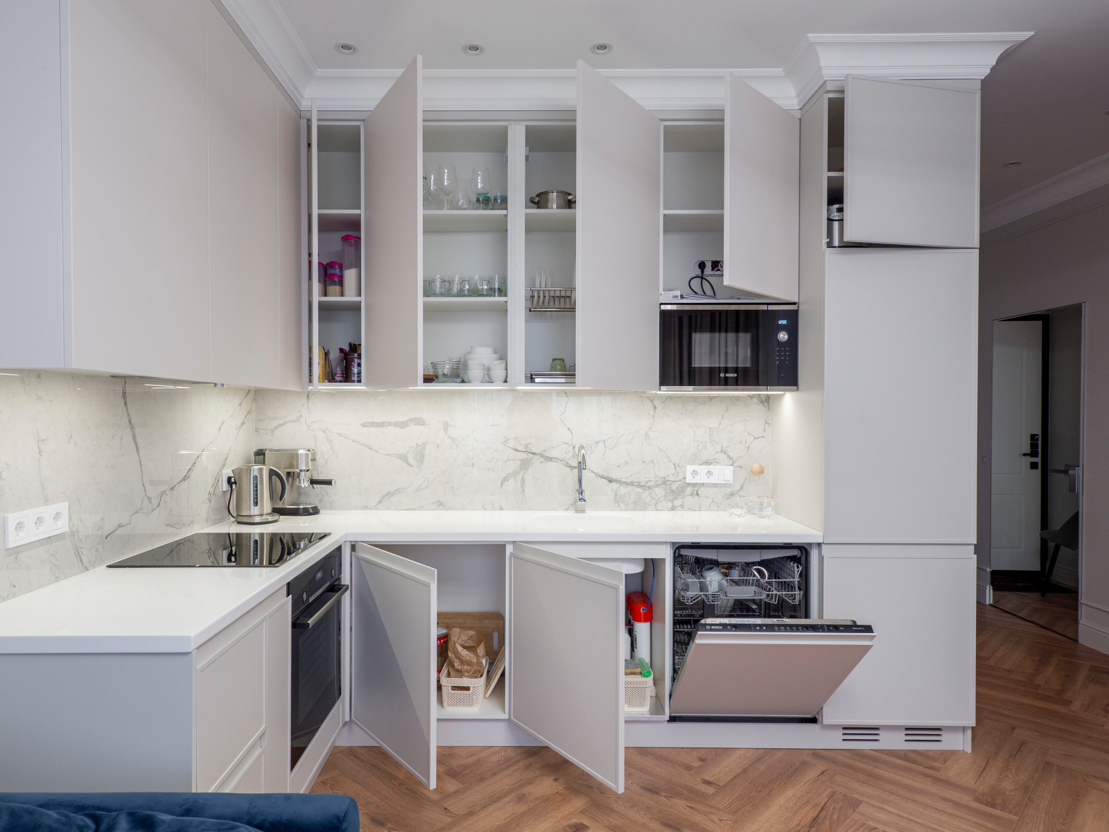 Белая кухня в стиле минимализм