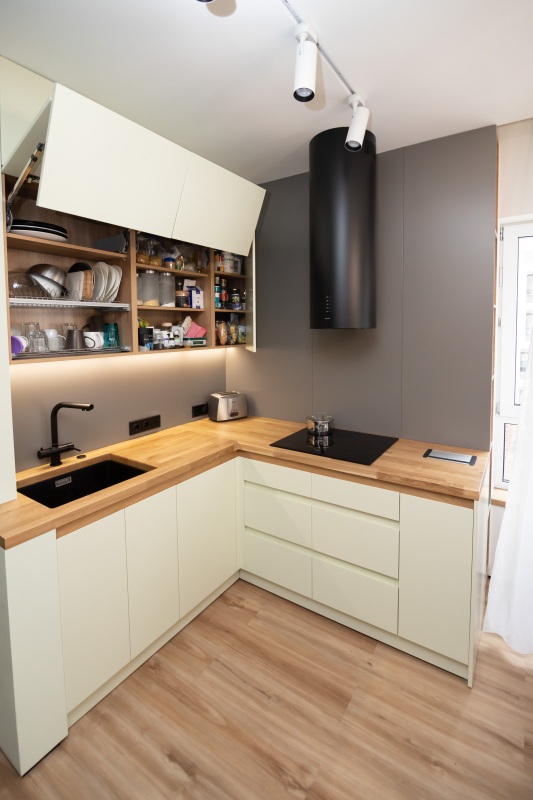 Компактная кухня-прихожая в современном стиле