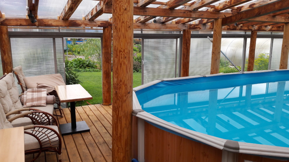 Деревянный дом с фасадом из металического сайдинга, баня с бассейном.