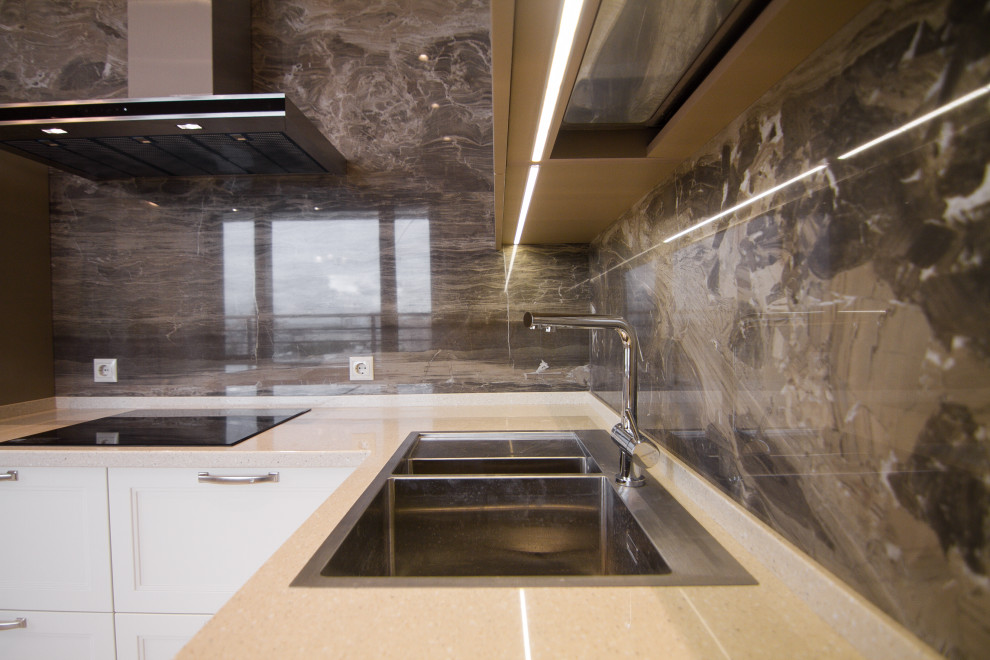 Бело-серая кухня в современном стиле