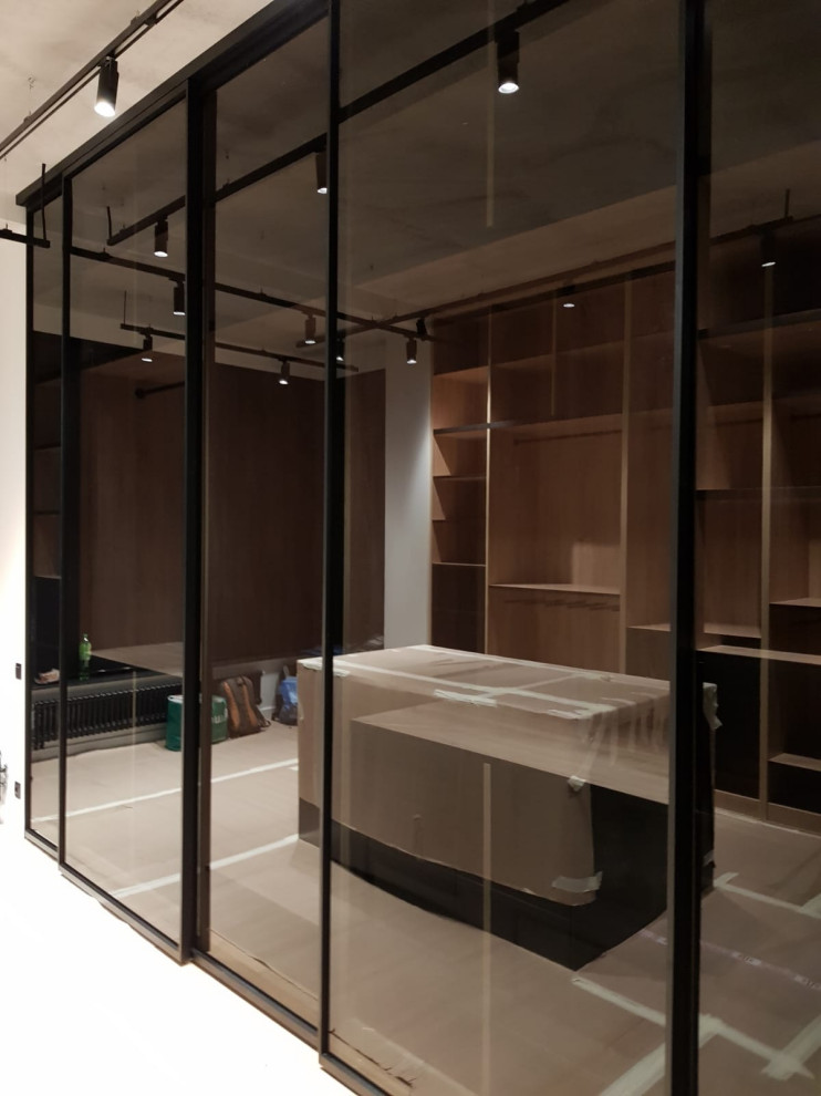 Обложка проекта: Раздвижная стеклянная перегородка в гардеробную