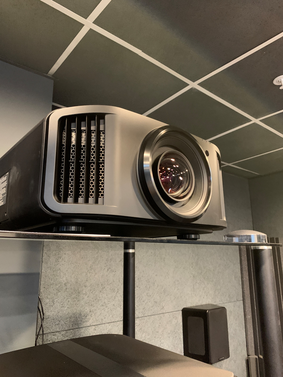 Шоу-рум домашних кинотеатров.