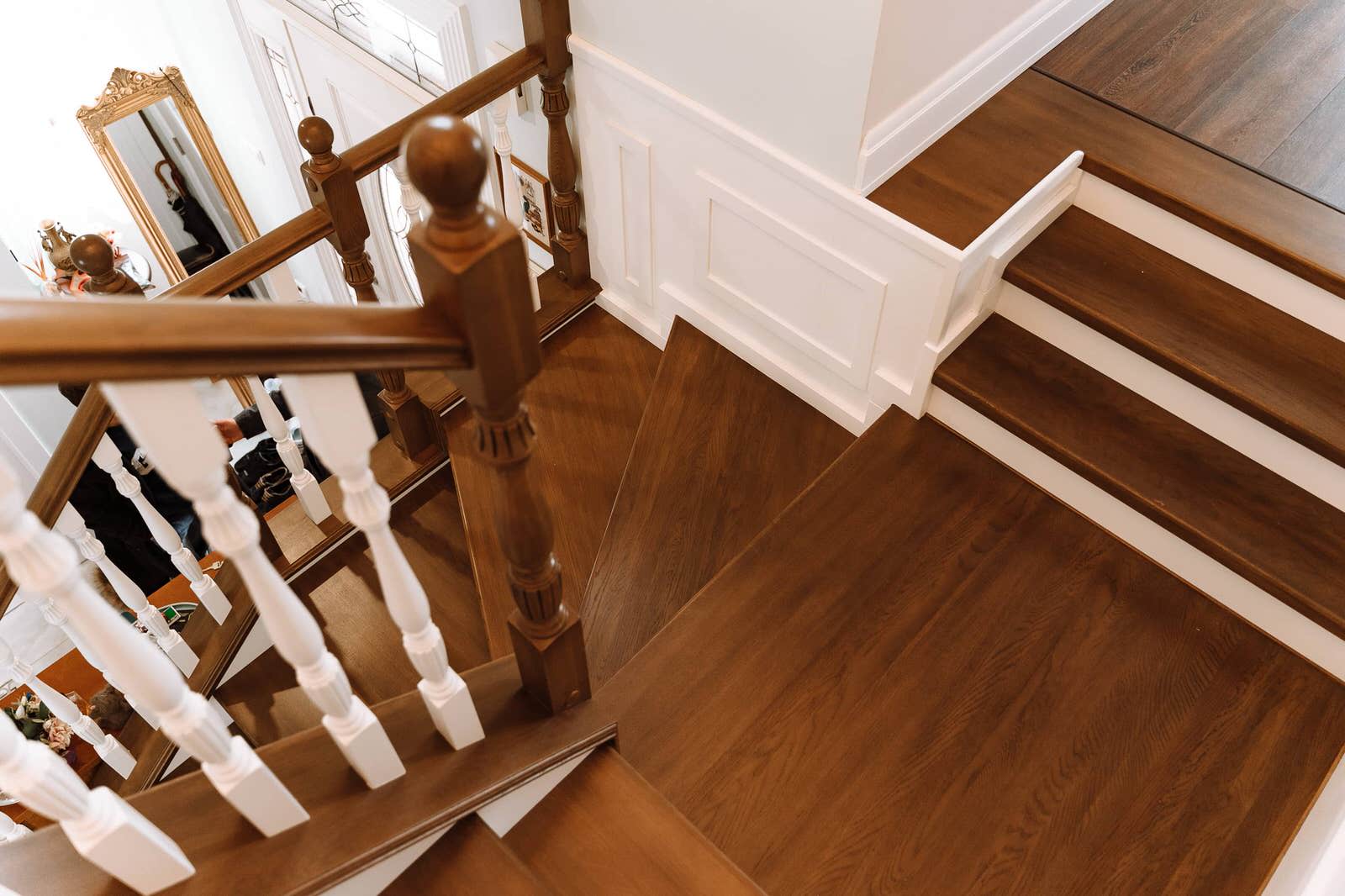 Проект 7 - Парадная дубовая лестница на второй этаж загородного дома