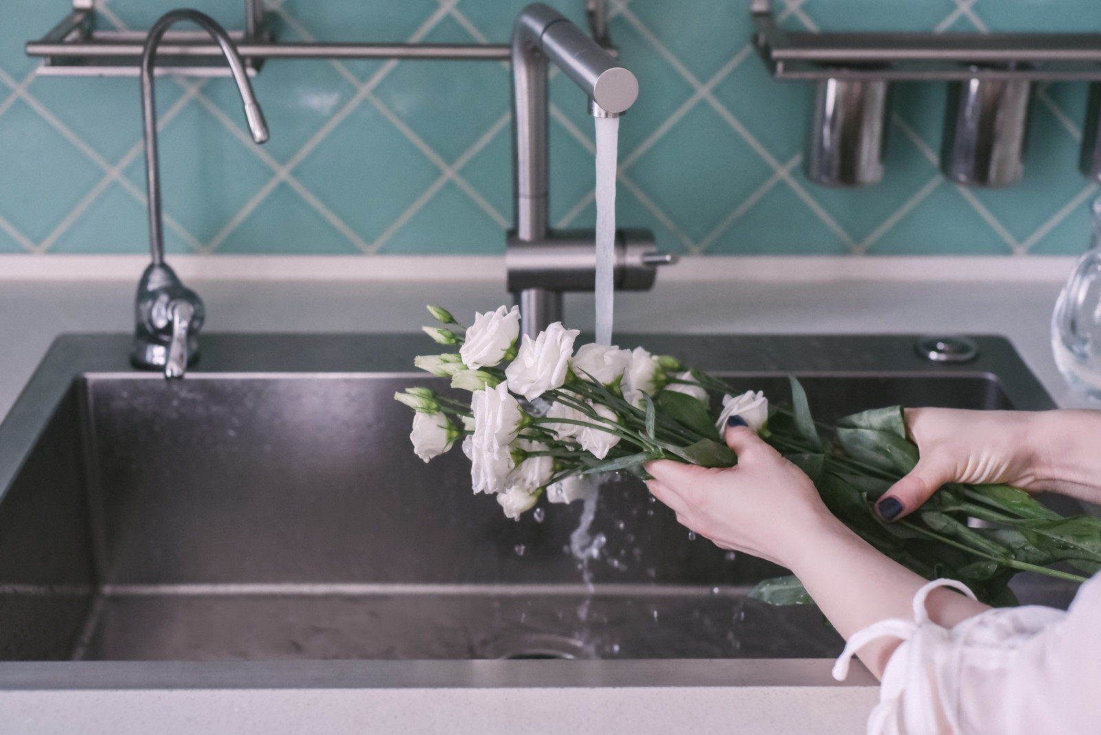 Перепланировка квартиры с радиальной фасадной стеной, авторская мозаика.