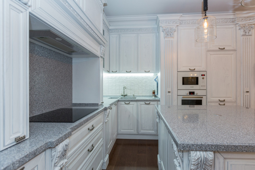 Кухня соединенная с гостиной зеркальным порталом. Реализованный проект