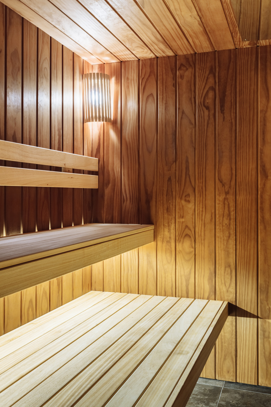 Сауна с бассейном в цоколе частного дома.