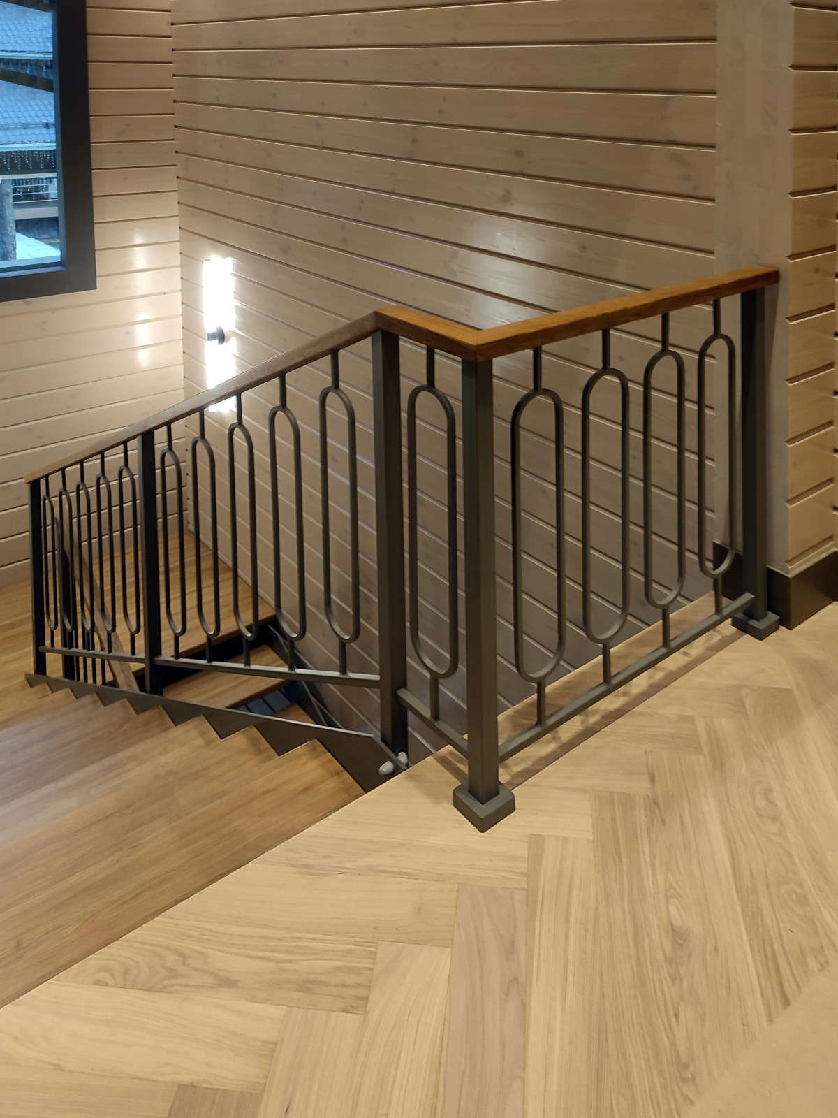 Обложка проекта: Лестница открытого типа с дубовыми ступенями