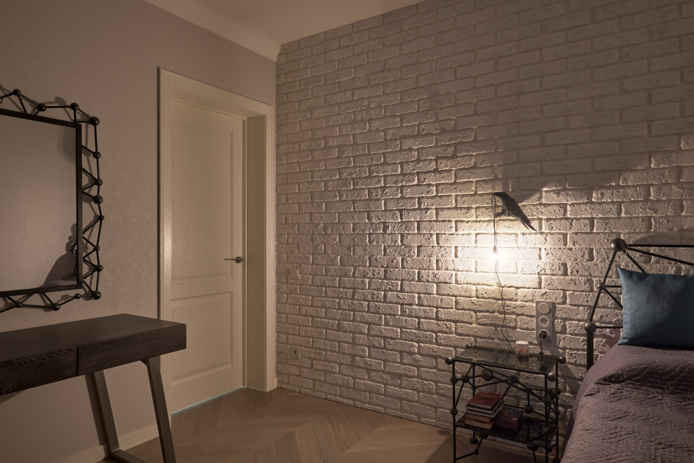 Белые дубовые двери в неоклассическом интерьере