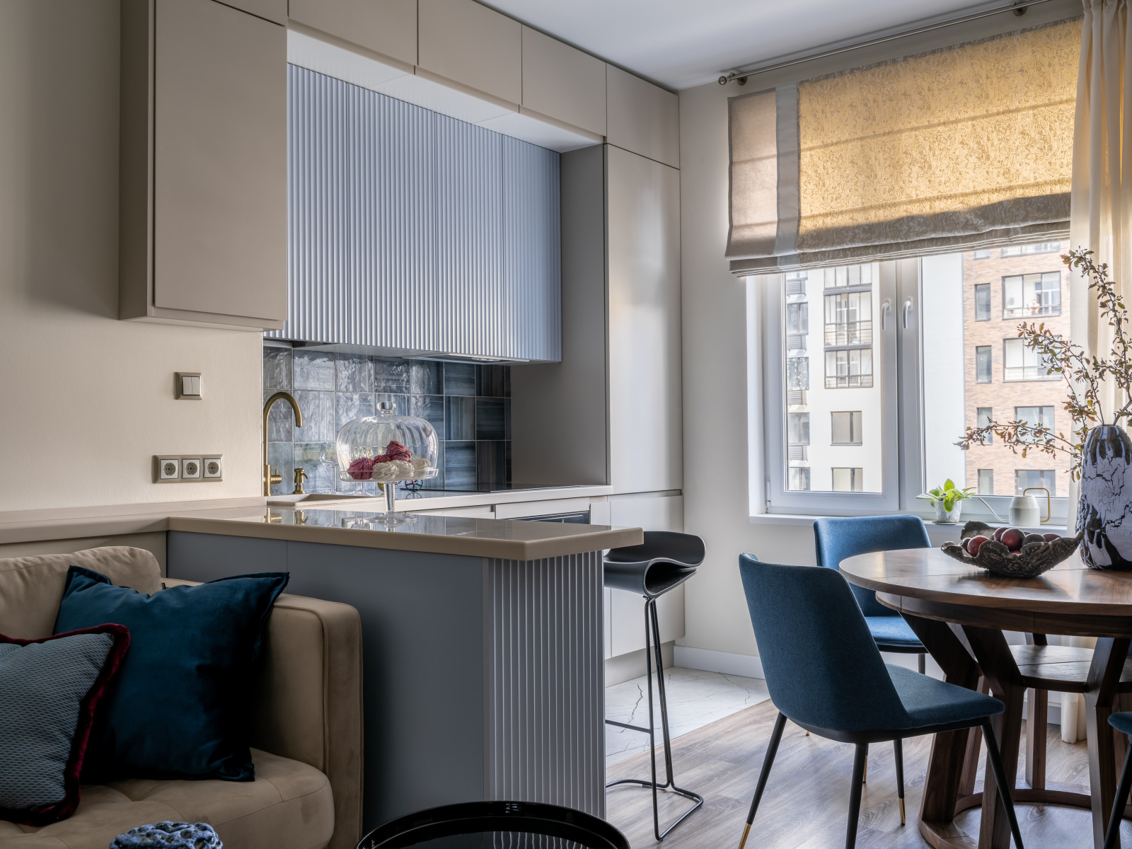 Вид на кухню со стороны гостиной, квартира в ЖК "Испанские кварталы"