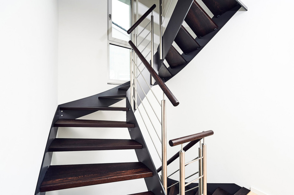 Консольная лестница в темных тонах