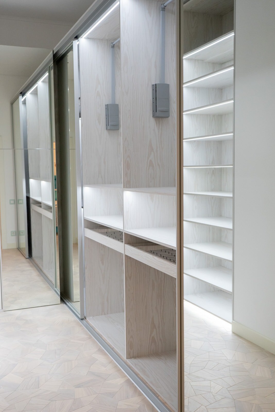 Гардеробная raumplus с LED-подсветкой, брючницами и пантографами