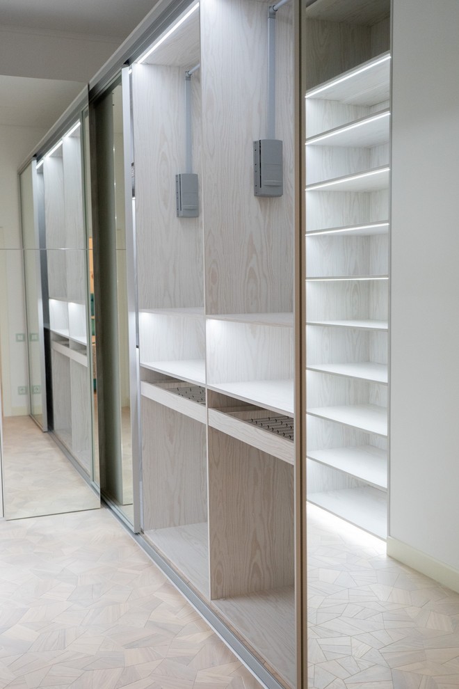 Гардеробная raumplus с LED-подсветкой, брючницами и пантографами