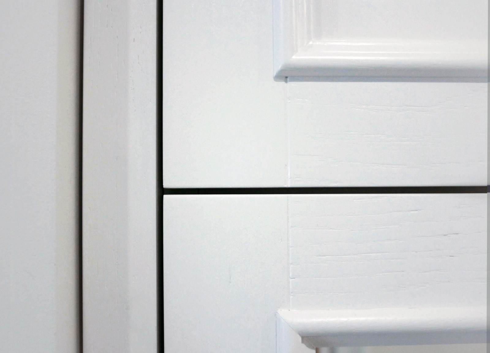 Белая мебель в стиле неоклассика.