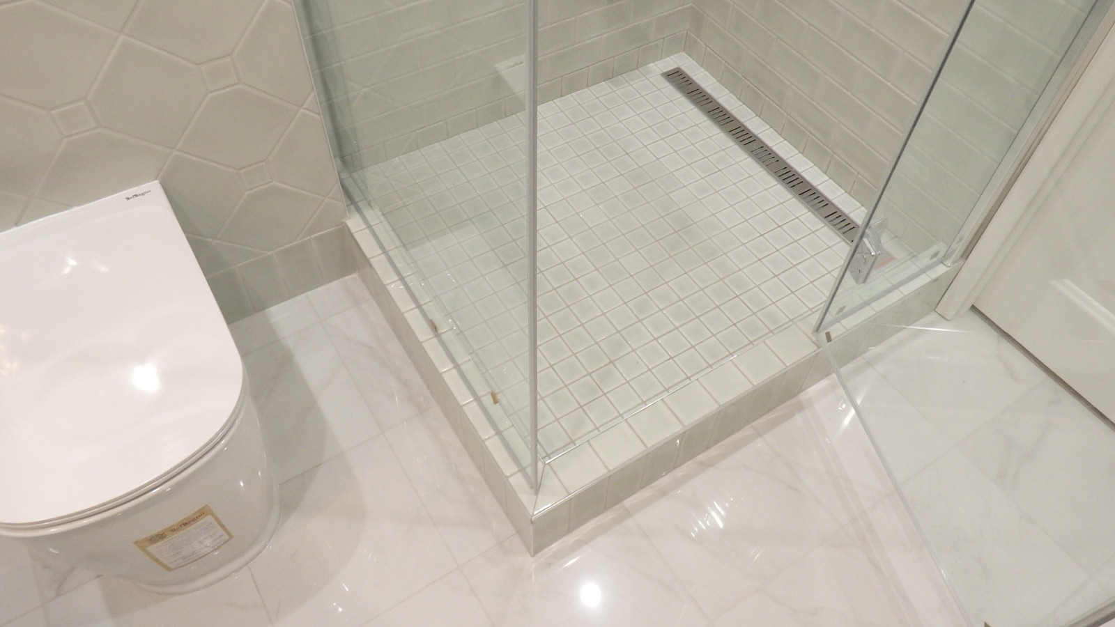 ЖК Вивальди - новый санузел в квартире-студии в новостройке с душевым углом