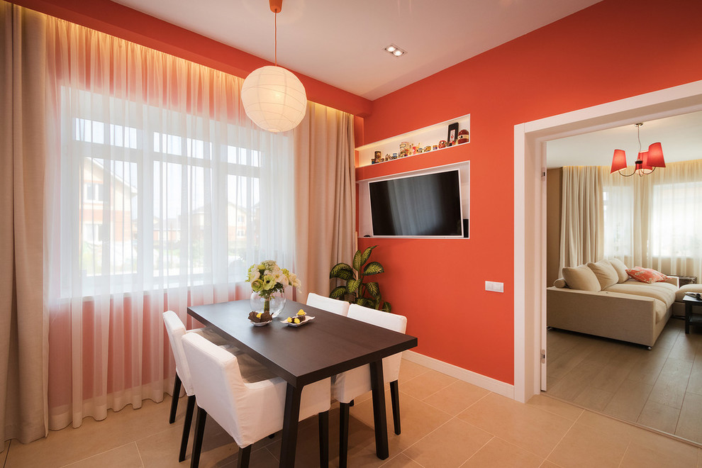 Яркий дом в пригороде