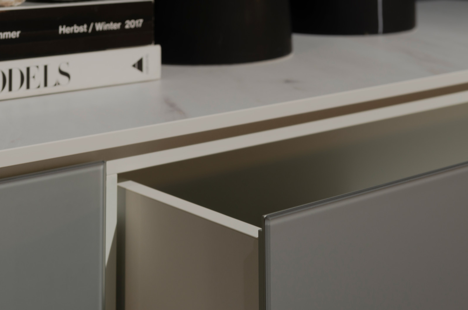 Серый комод raumplus с выставки IMM Cologne 2020