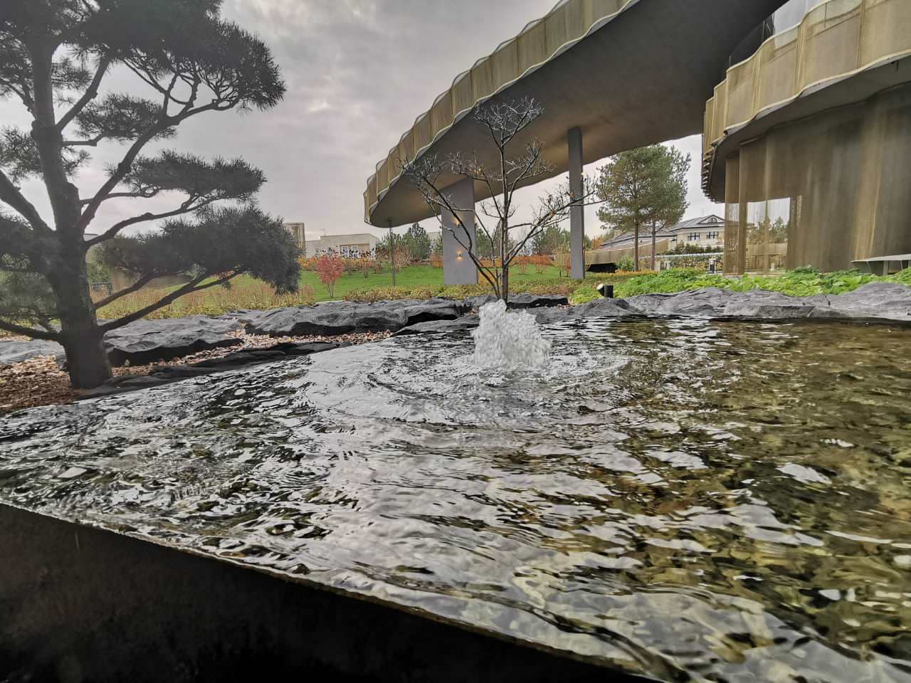 Фонтан с чашей из кортена