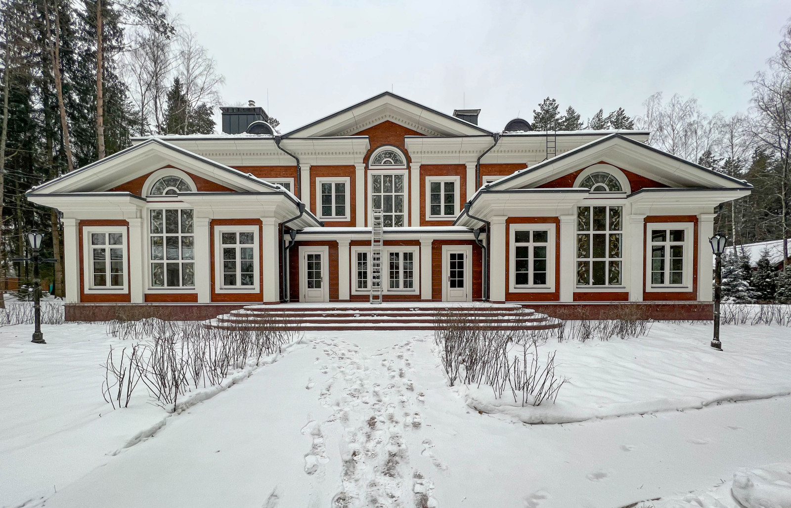 Особняк и Баня в русском стиле с витражом Тиффани