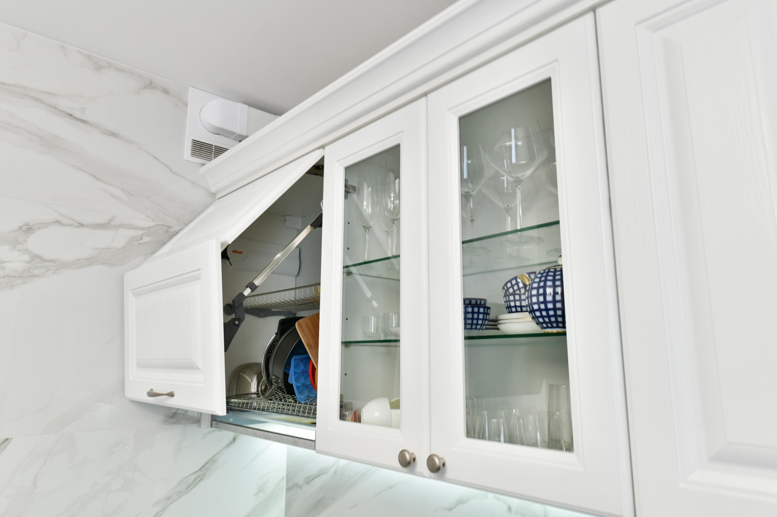 Кухня белая классическая