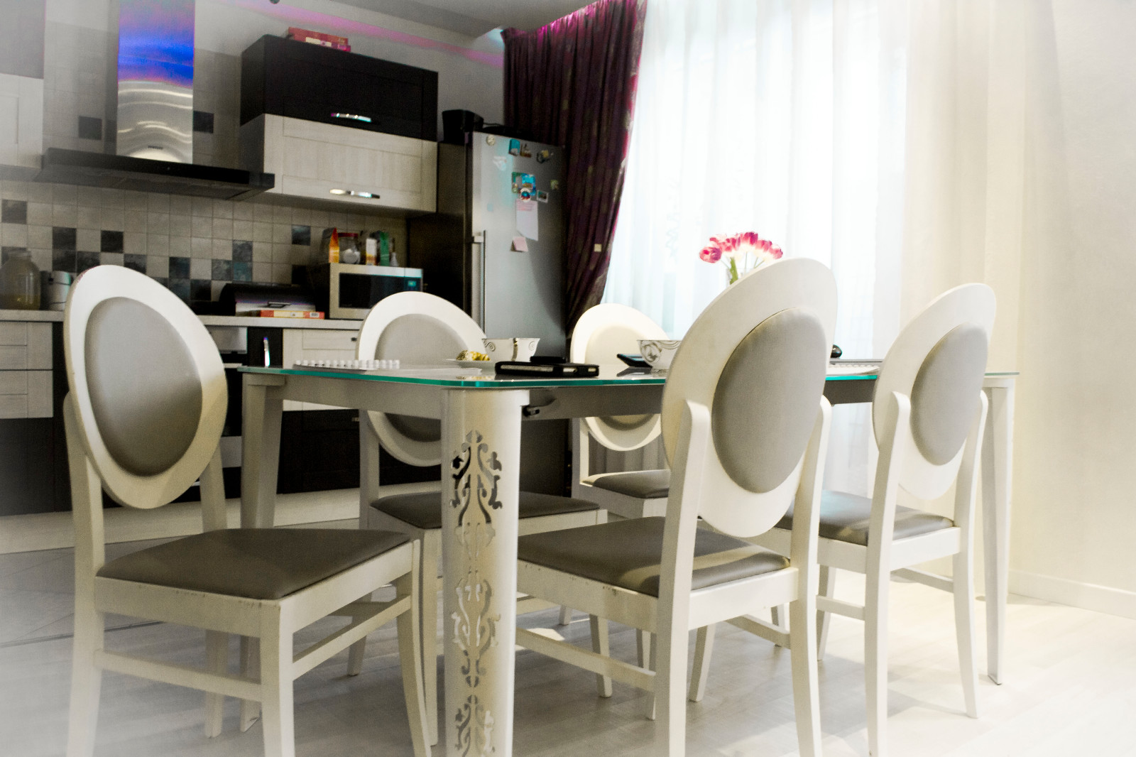 Контрастный дизайн интерьера квартиры