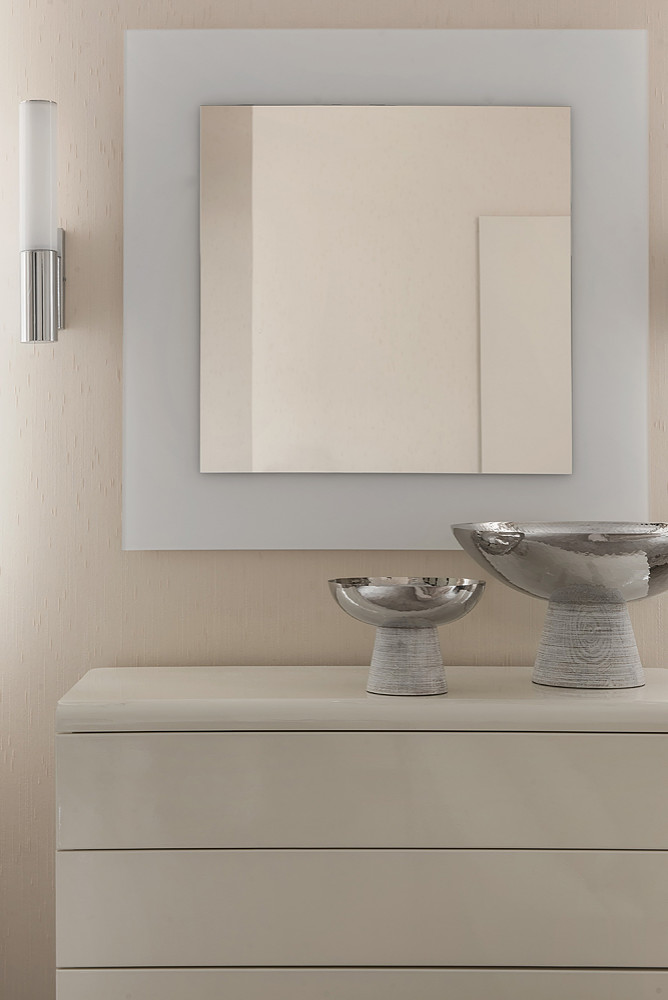 Современная квартира в Санкт-Петербурге с видом на озеро.