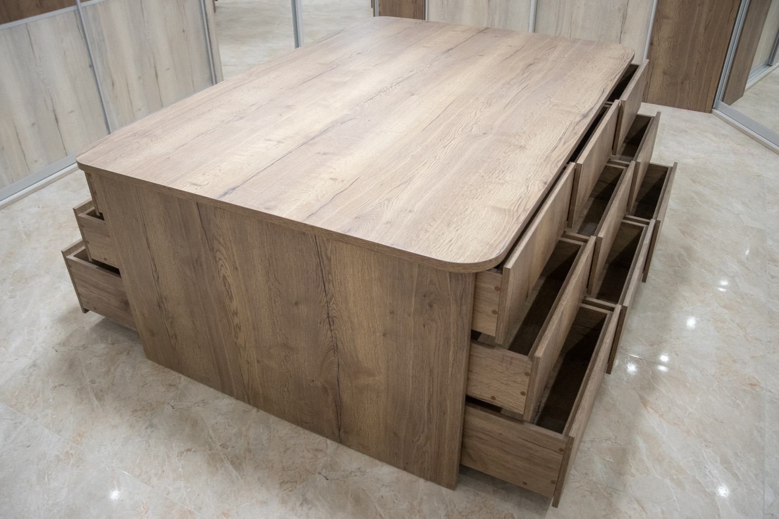 Гардеробная комната на цокольном этаже