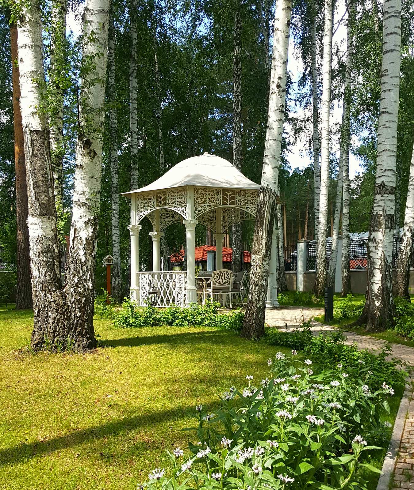 Быстровозводимая беседка из литых элементов в усадьбе