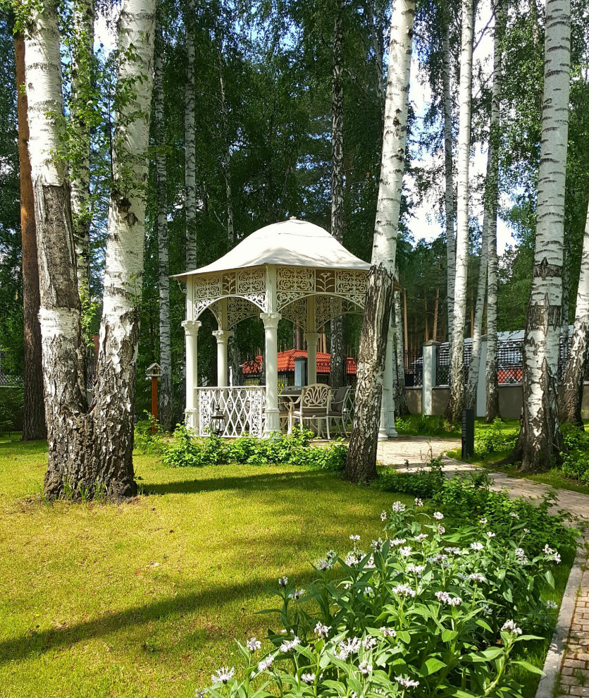 Быстровозводимая беседка из литых элементов в усадьбе